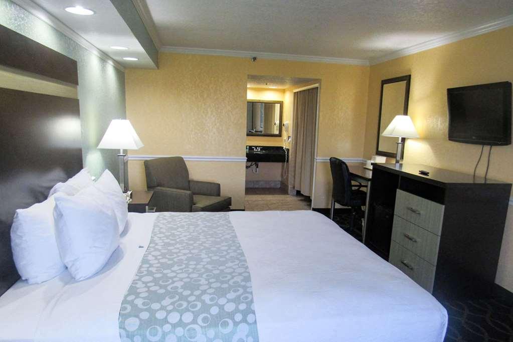 Clarion Inn Orlando International Drive - Icon Park Williamsburg Room photo