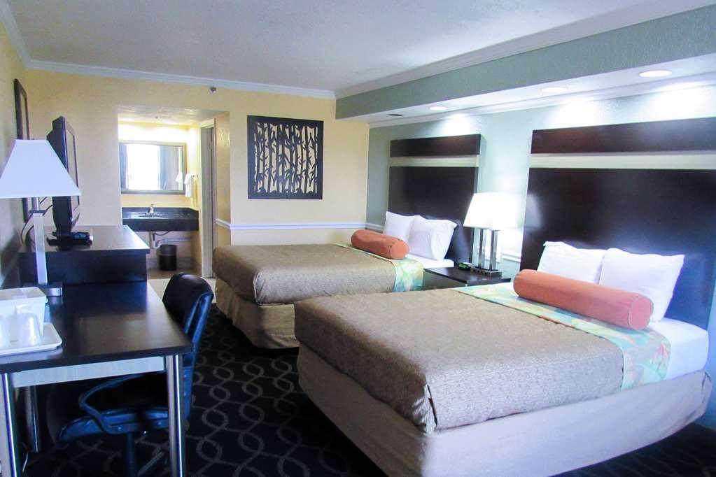 Clarion Inn Orlando International Drive - Icon Park Williamsburg Room photo